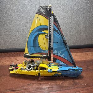 LEGO TECHNIC: Racing Yacht (42074) Complete